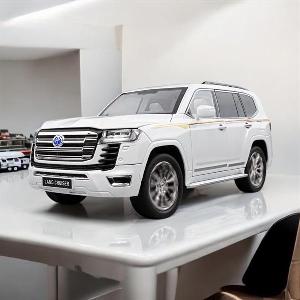 Mô hình xe Toyota Land Cruiser LC300 1:18 cao cấp bằng hợp kim có đèn nhạc còi